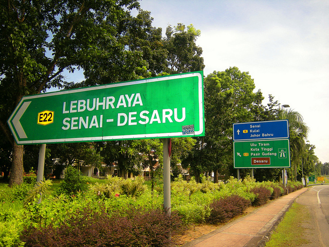 Ampangan Tasik Di Lebuh Raya. - Fiksyen Shasha